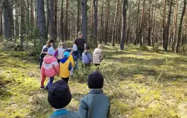 Wizyta przedszkolak&oacute;w do Nadleśnictwa w Dąbr&oacute;wce 1