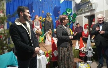 Aktorzy grający podczas spektaklu charytatywnego.