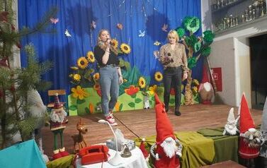 Aktorzy grający podczas spektaklu charytatywnego.
