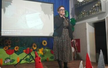 Pani Dyrektor przemawiajaca przed częscią artystyczną