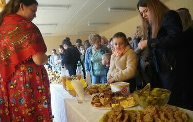 Przedstawiciele koła gospodyń wiejskich podczas kiermaszu po spektaklu charytatywnym.