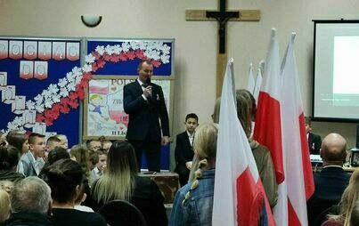 Sołtys miejscowosci Płoszyce przemawiajacy na wieczornicy patriotycznej zorganizowanej z okazji Dnia Niepodległości 