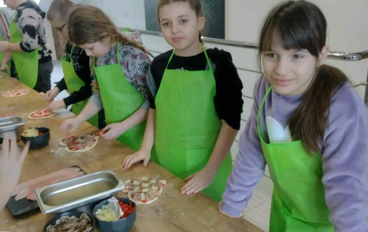 Zdjęcie do Wycieczka  na fim "Akademia Pana Kleksa" oraz na warsztaty wykonania pizzy.