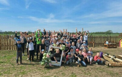 Uczniowie uczestniczący w  zajęciach z okazji Dnia Ziemi. Zdjecie grupowe. 