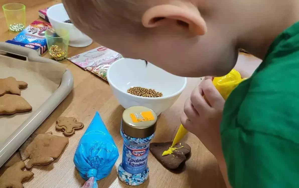 Zdjęcie do Pieczenie piernik&oacute;w w oddziale przedszkolnym.