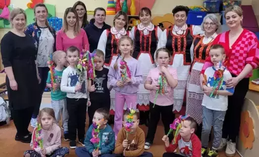 Przedszkolaki wraz przedstawicielkami koła gospodyń oraz  rodzicami podczas warsztatów .