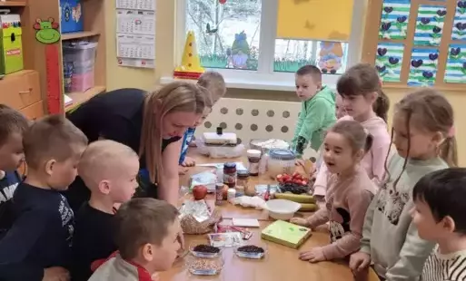 Przedszkolaki podczas dekorowania gofrów.