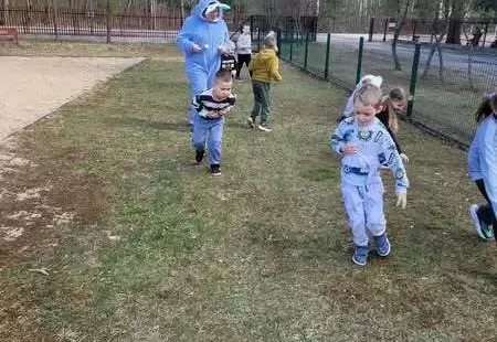 Zajączek podczas zabawy z dziećmi n placu zabaw.