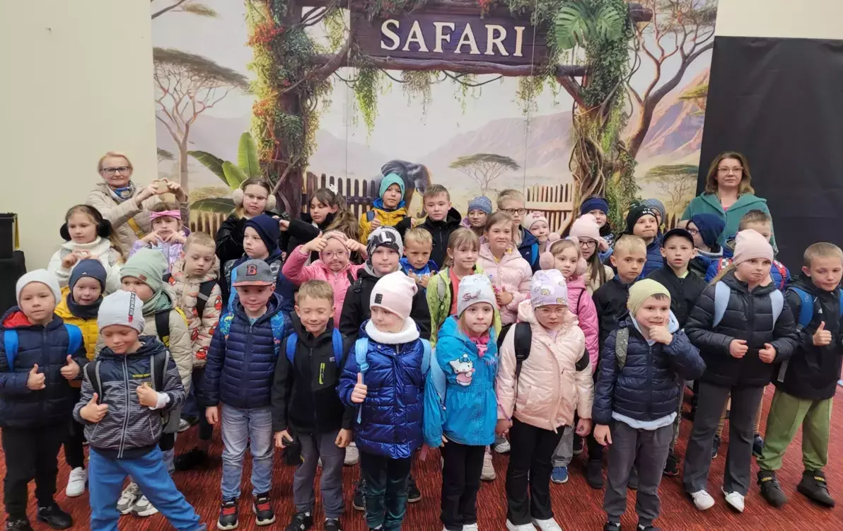 Zdjęcie do Wyjazd klas 0-III na spektakl muzyczny &bdquo;Safari&rdquo;.