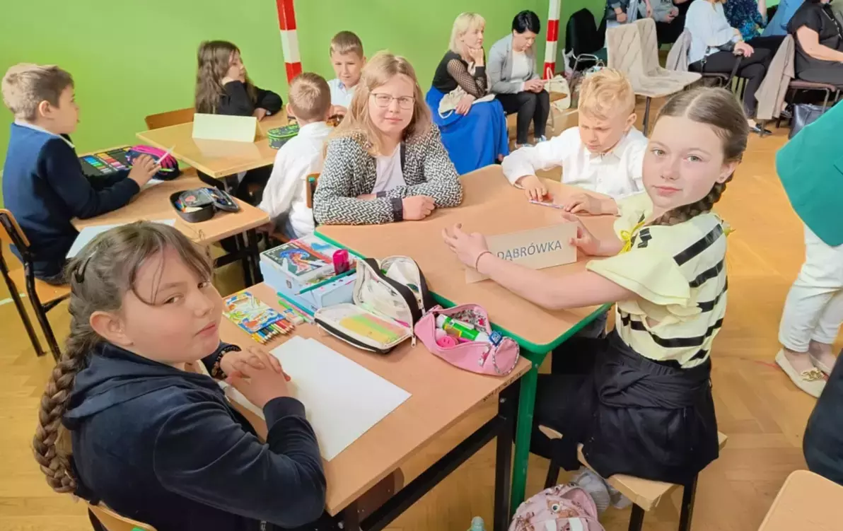 Uczniowie klasy 3 zasiadający przy swoim miejscy pracy podczas konkursu Bajkowy Omnibus 