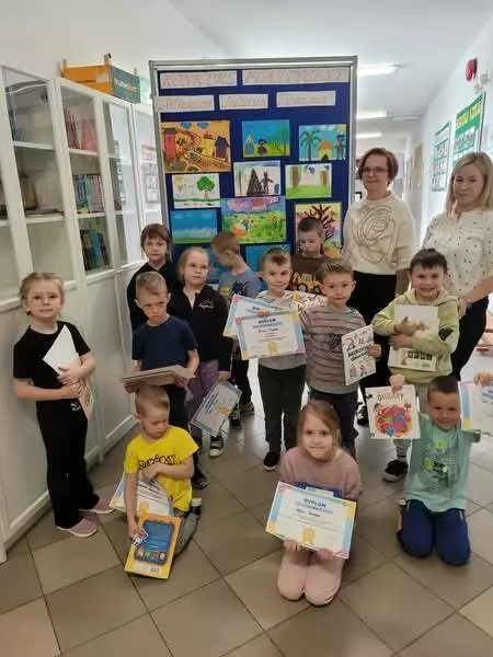 Uczniowie podczas rozdawania dyplomów  konkursowych.