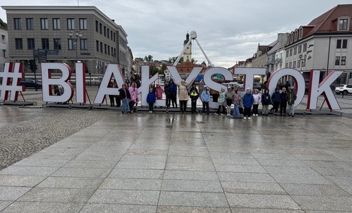 Uczniowie podczas spaceru Białostocką starówką.
