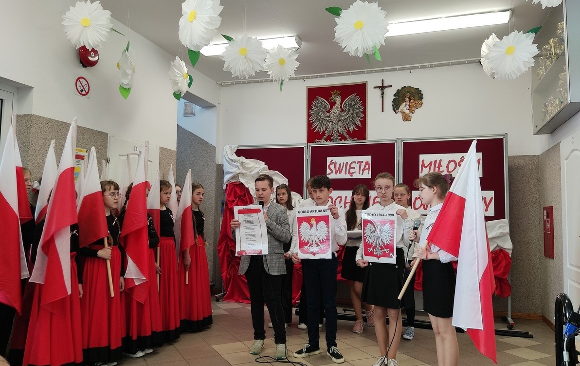 Zdjęcie do Uroczysty apel w szkole  z okazji Święta 3 maja.